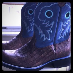 Ariat Fatbaby cowboy boots.